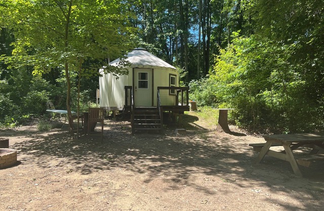 Peaceful Yurt in Waterloo Rec Area. 1.5 miles from Portage Lake Park/Beach.