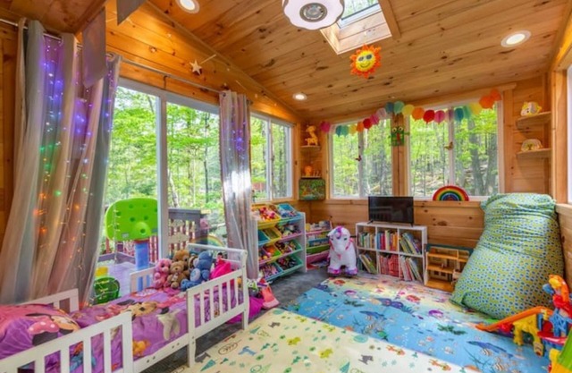 PEAK Fall Foilage NOW: Streamside Chalet with Hot Tub 🔥Pivate Playground HIKE