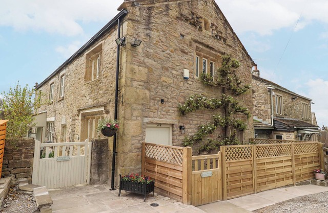 PEAR TREE COTTAGE AT HEY FARM, pet friendly in Barnoldswick