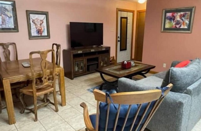 Peek-a-Moo Apt w/patio, paddle boating