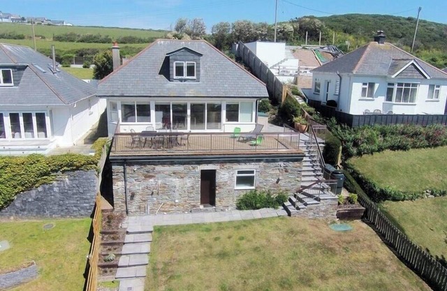 PENDAVELI, family friendly, country holiday cottage in Polzeath