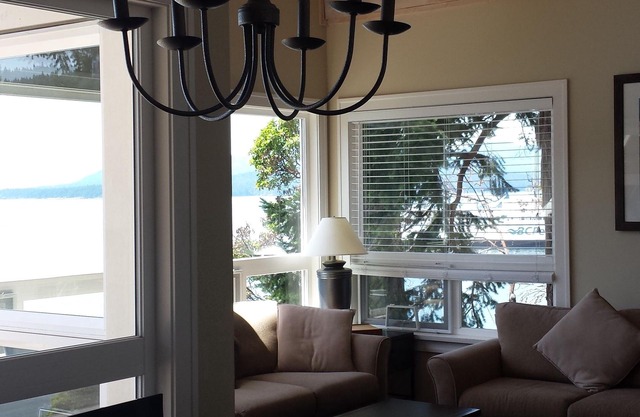 PENDER ISLAND GETAWAY - Luxury Modern Cottage For Rent: