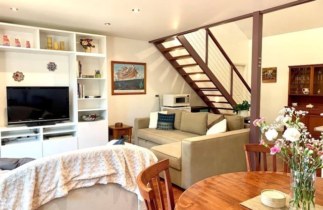 Pendlebury to Please 1 bdrm loft apt, Beach, Wifi