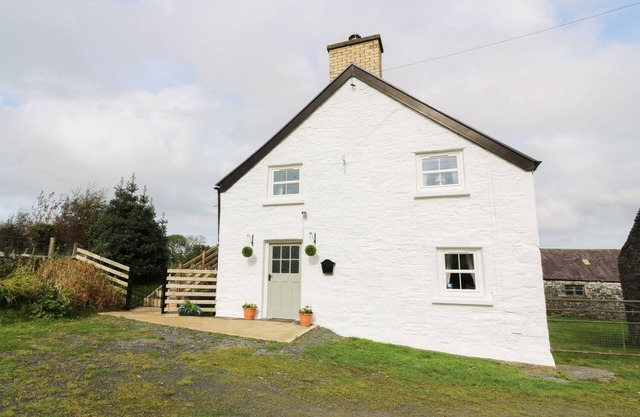PENGLANOWEN FAWR, pet friendly, with open fire in Llangwyryfon