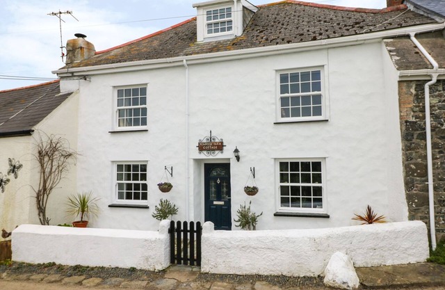 PENROSE FARM COTTAGE, pet friendly, with a garden in St Keverne
