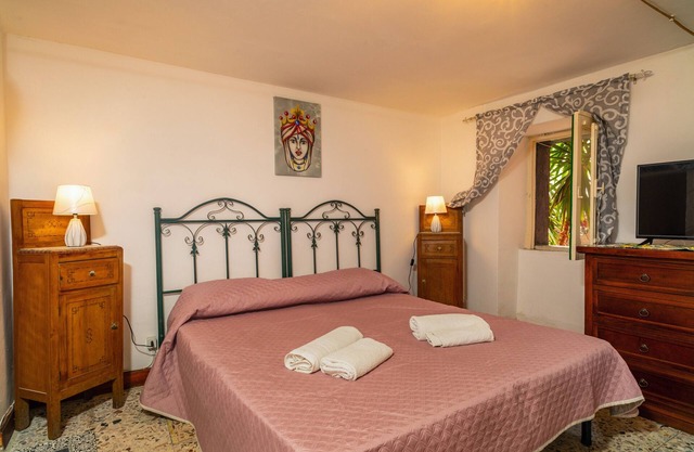 Pension 'Camera Familiare Vintage' with Shared Terrace and Wi-Fi