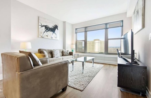 Pentagon City 1BR | Resort style amenities | Desk+Wifi