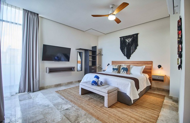 Penthouse 312 Two bedroom rooftop and private pool