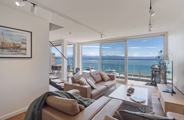 Penthouse 37 - Spectacular Nelson Waterfront Apartment