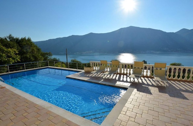 Penthouse Apartment, Stunning Views, Pool, Private Parking, Wifi