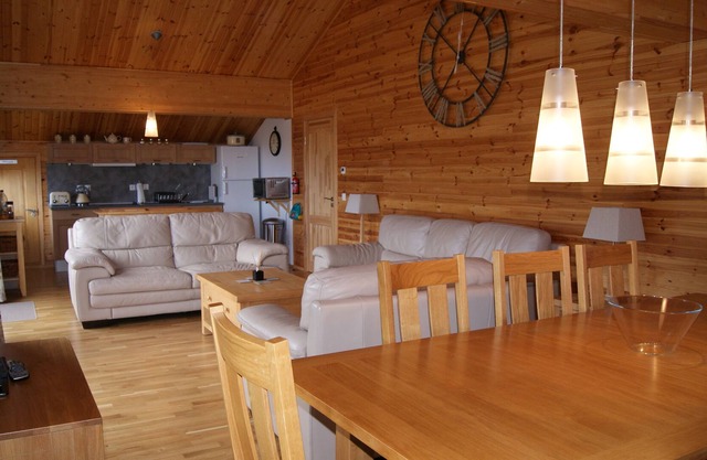 Penthouse chalet apartment, sleeps 8, Sky TV, internet and garage beautiful view