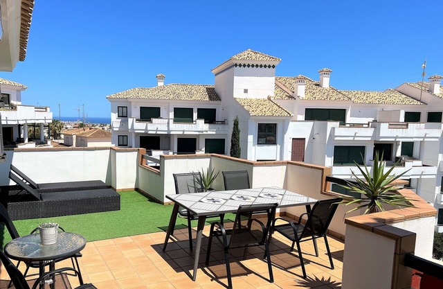 Penthouse close to restaurants with fantastic views over hills and sea