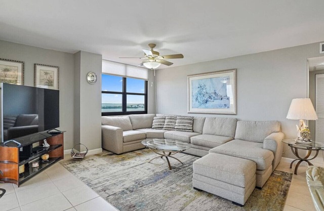 Penthouse Paradise with Amazing Views: 2BD, 2BA -