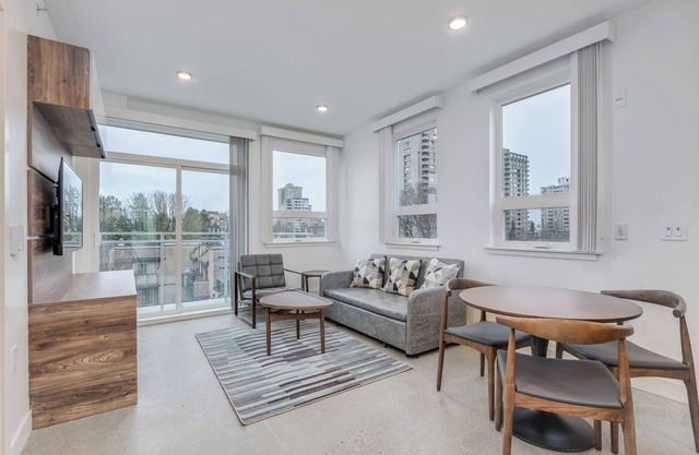 PENTHOUSE -Pet Friendly One Bedrooom @ 1170 Barclay