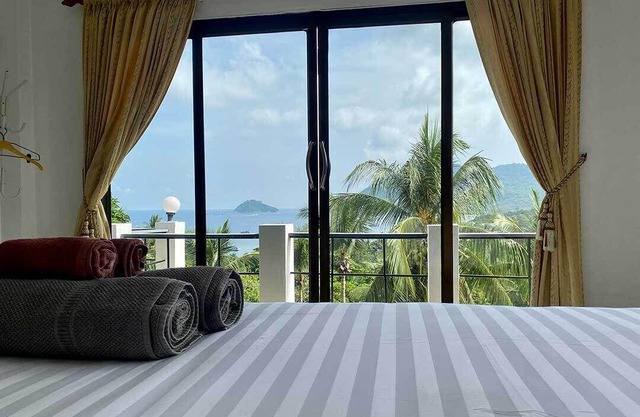 Penthouse Seaview Apartment - 3 Bedroom, Sleeps up to 8