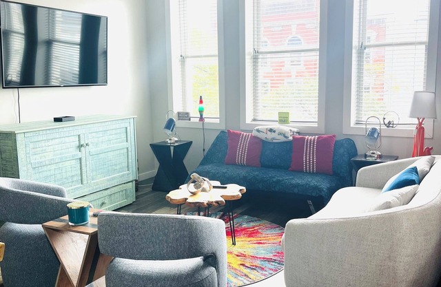 Penthouse Suite l Bridge View l Business or Casual l Market & Front St.