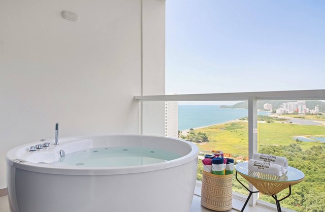 Penthouse with Private Jacuzzi, Stunning Beach & Mountain Views – 2 min to Beach