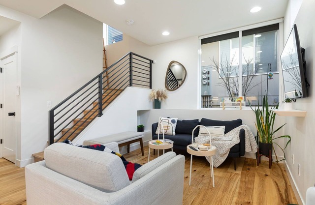 Perch - Elegant 3BR Haven with AC Near Lake Union