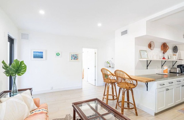Perfect 2 bed 1 bath|Prime Location 2 min to beach