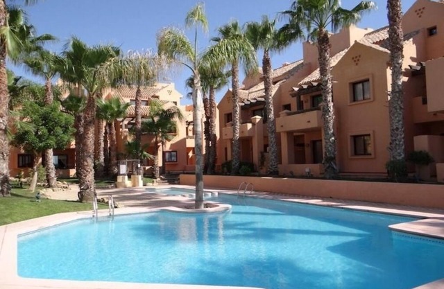 Perfect Beach Location. 2 Bedroom, Sleeps 4, Beautifully Furnished.