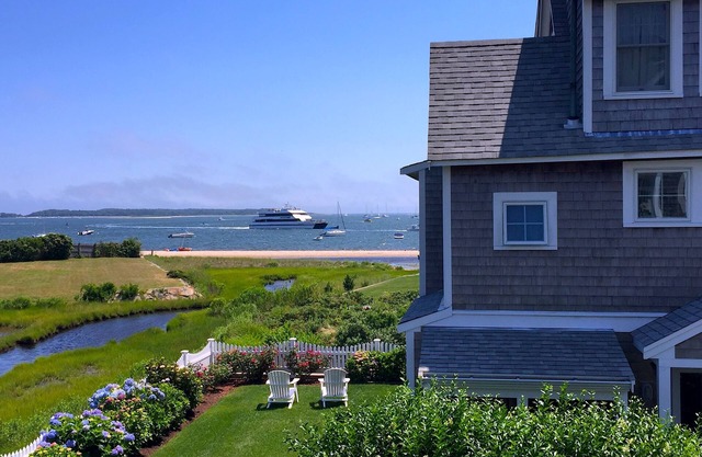 Perfect cottage/gorgeous view, steps to beach. AC, outdoor shower & grill, wifi