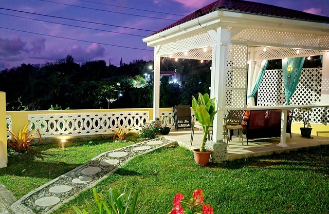 Perfect getaway with amazing sunsets, 5 min walk from the Beach. Pet friendly!