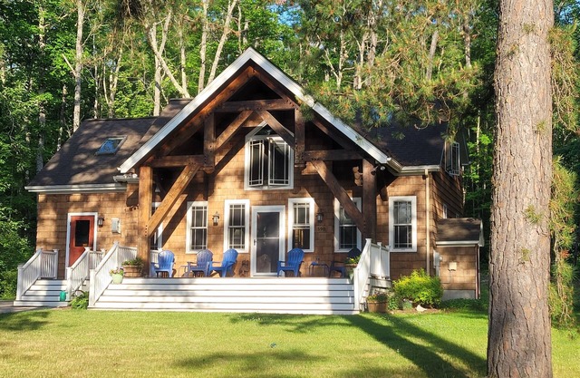 PERFECT LAKE & MT HOME! BEACH AREA, GAME ROOM, HIKING & BIKING TRAILS