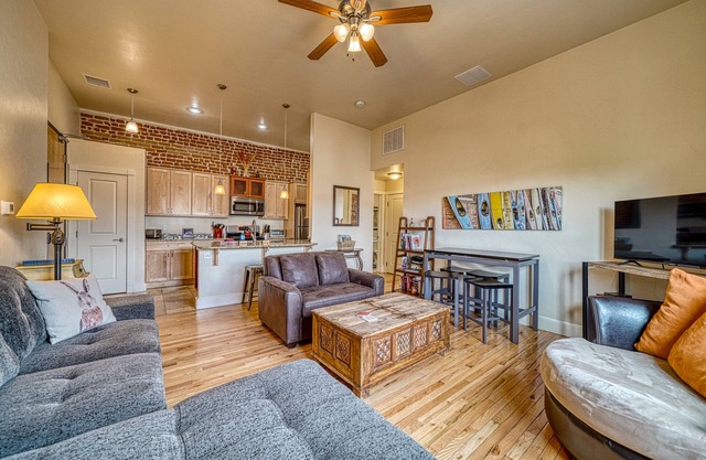 Perfect Location! The Downtowner- Cozy and Convenient!