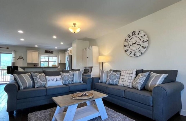 Perfect Mt. View Townhouse | Garage | Deck | BBQ