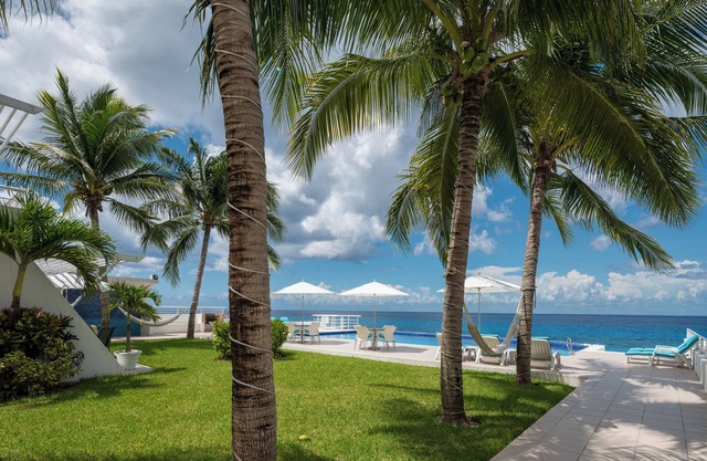Perfect&Quiet Oceanfront 1BR Condo, 2 miles North of town, Awesome Snorkeling