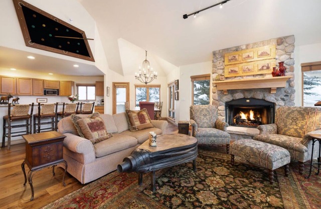 Perfect Ski Home in Gated Arrowhead 4bd 3 ba, 2 ga + pool & ht tub, ski shuttle