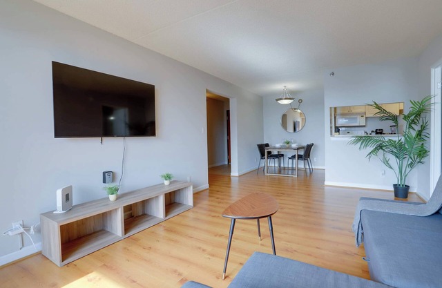 Perfect Work & Play Spot in Crystal City