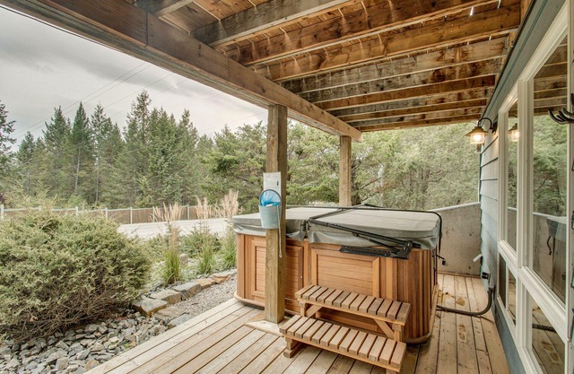 Perfect Year Round Vacation Destination. With lake access and hot tub