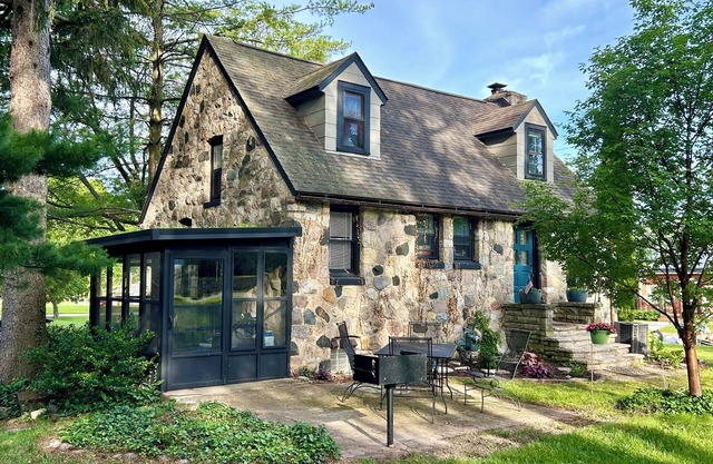 Perfectly Furnished Peaceful & Cozy, 30+ stay, Sleeps 6. Utilities included