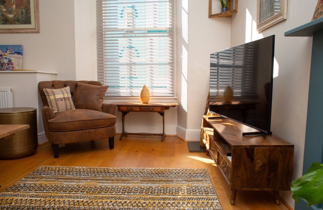 Period town house apartment on Cardigan High Street - Independent shops, cafés, bars & restaurants
