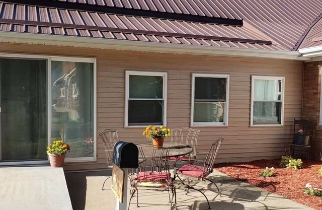 Pet-friendly 2 bedroom townhome in tranquil Bellevue