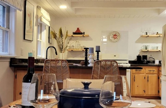 Pet Friendly 3 bed/2 bath + Treetop Deck; Near Catskills, Kingston, Woodstock