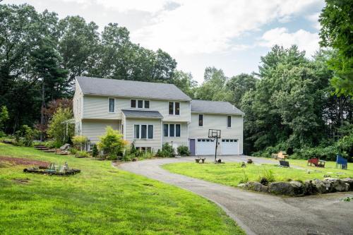 Pet-Friendly 4BR Fireplace Patio BBQ