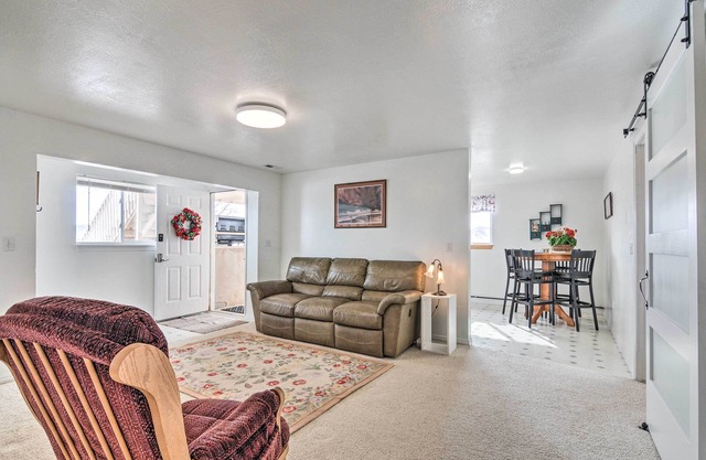 Pet-Friendly Aurora House w/Mountain Views!
