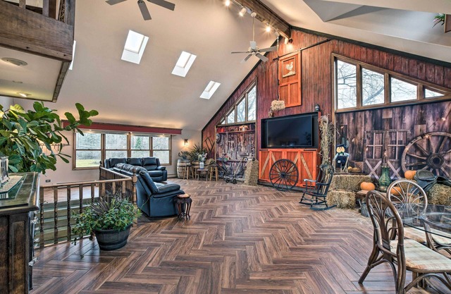 Pet-Friendly Bartlett Farmhouse w/Deck!