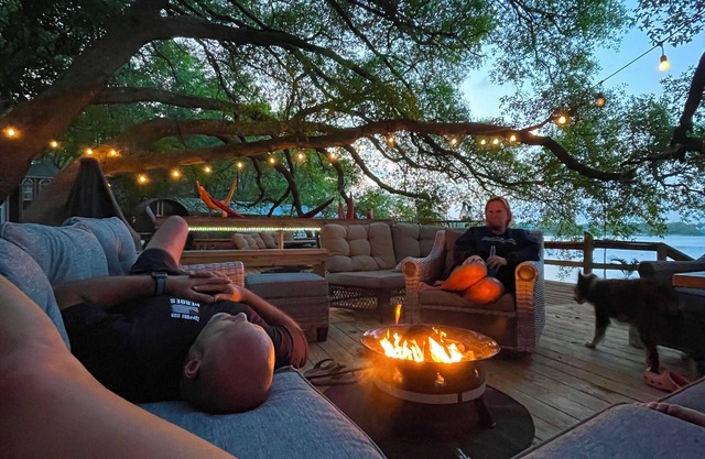 Pet friendly, beautiful lakefront property that sleeps up to 15 people
