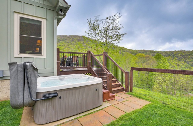 Pet-Friendly Boone Cabin w/Mtn Views & Hot Tub!
