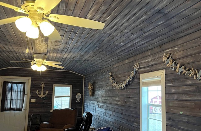 Pet friendly cabin w/ bathroom, WiFi and Heat/AC in ART town Lucas. Lake nearby.