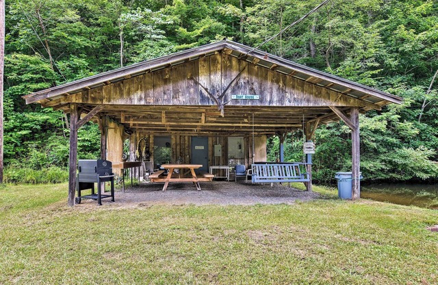 Pet-Friendly Castlewood Cabin w/Deck & Pond Views