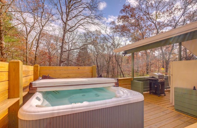 Pet-Friendly Chattanooga Cabin with Hot Tub and Kayaks