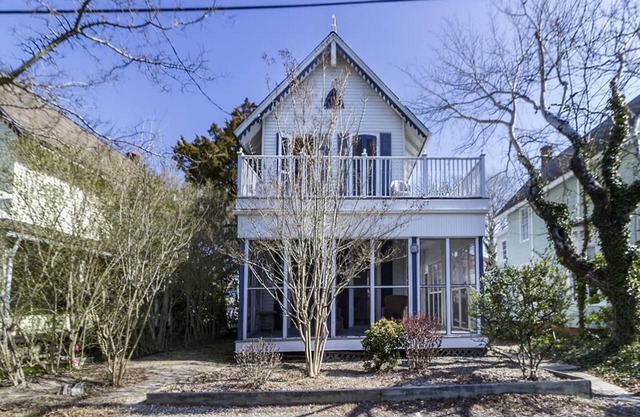 Pet Friendly Classic Victorian Across from Dunes and Beach