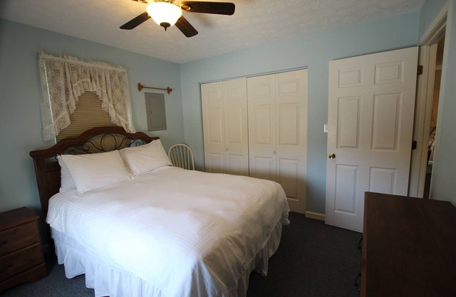 Pet Friendly Condo Overlooking Pool And Tennis Court.