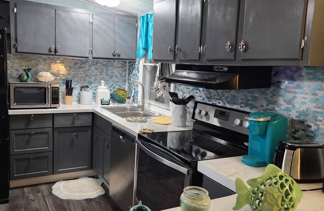 Pet friendly, cozy getaway - 10 min to Holden Beach