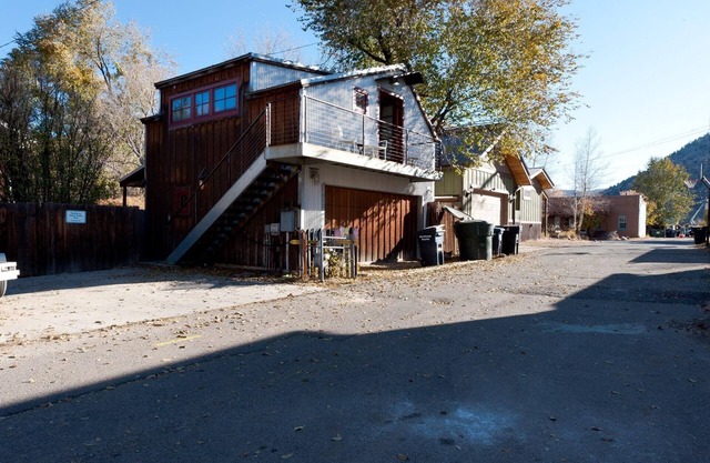 Pet Friendly Downtown Studio Apartment with Deck - AC - Walk to Main Street
