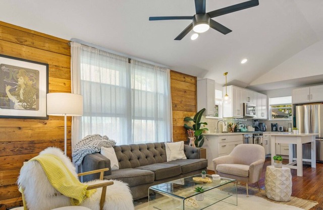 Pet-Friendly East Cesar Chavez Home Near Downtown!